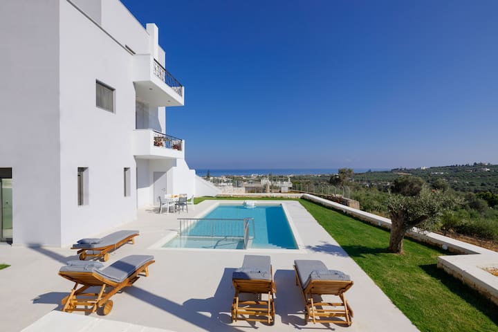 New apartment, 1.4 km from the beach, private pool