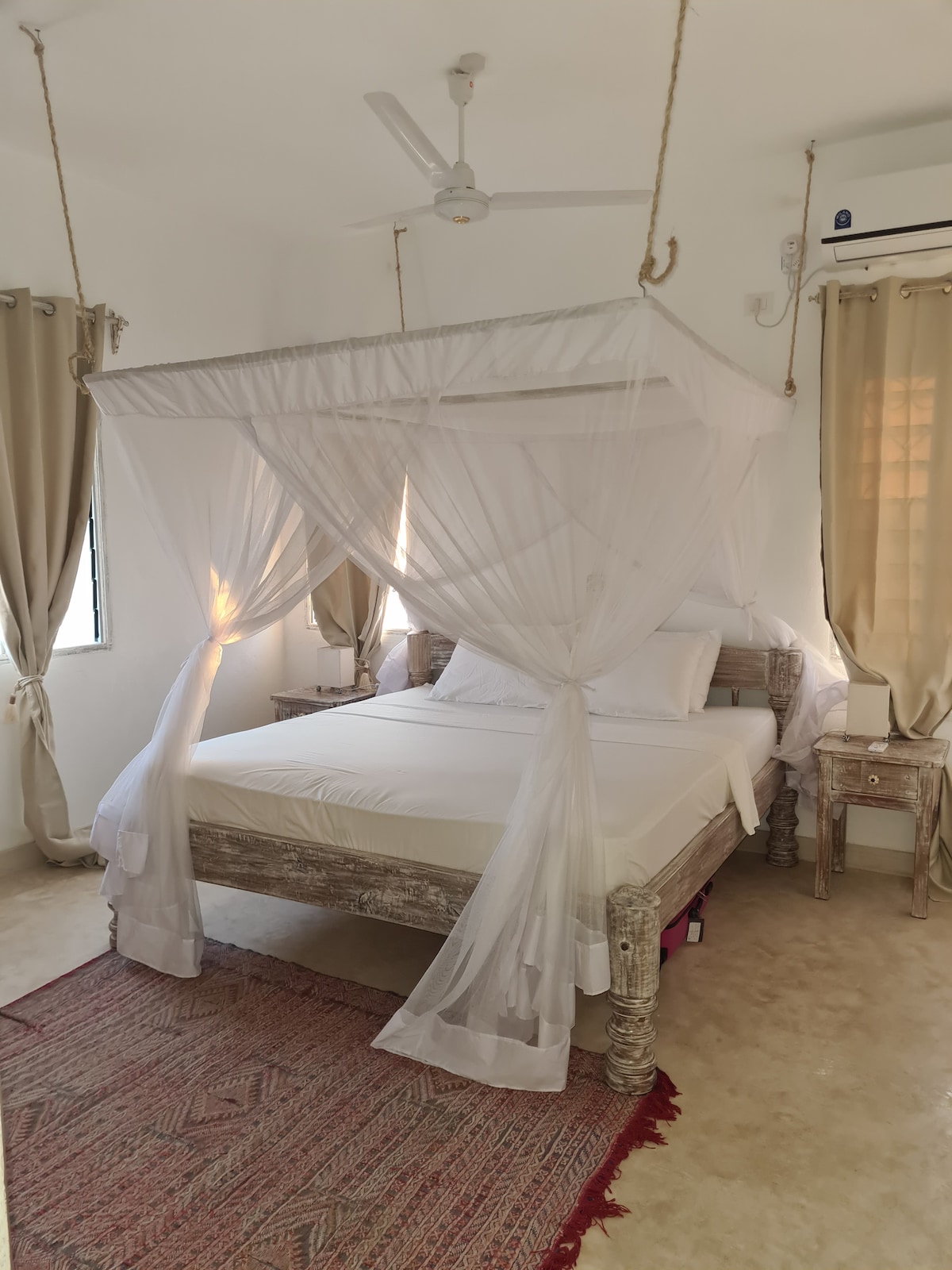 Chumba kilicho na kiyoyozi na koleo kwenye dari. Kabati kubwa na viango vya nguo. Vitambaa vya kitanda na mito yenye urefu tofauti kwa ajili ya starehe ya kiwango cha juu