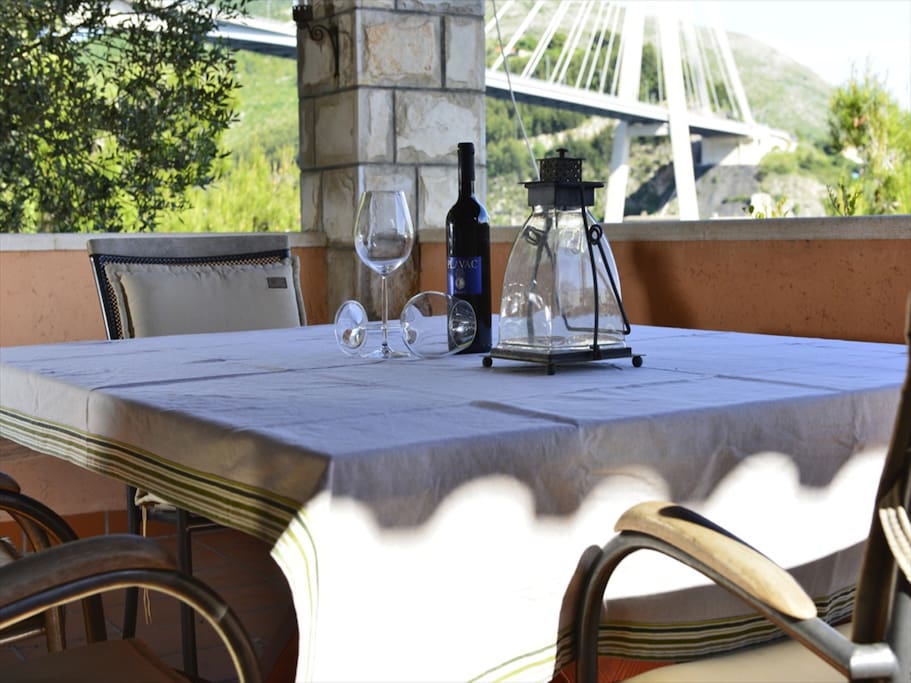 Outdoor dinind area