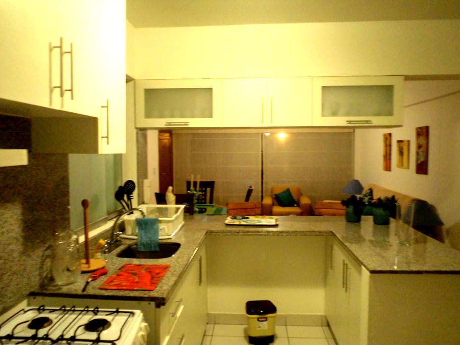 Vista de atrás de la cocina hasta la sala.