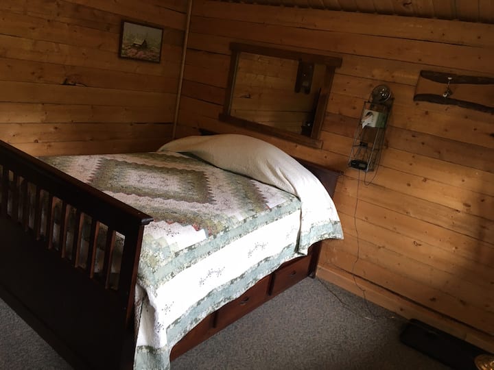 One room log cabin with Full bed and twin trundle underneath!