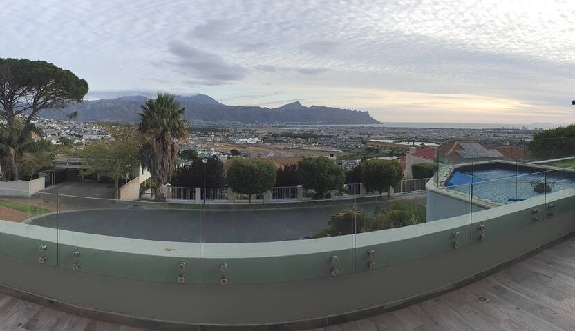 4 Bedroom House with stunning views over False Bay