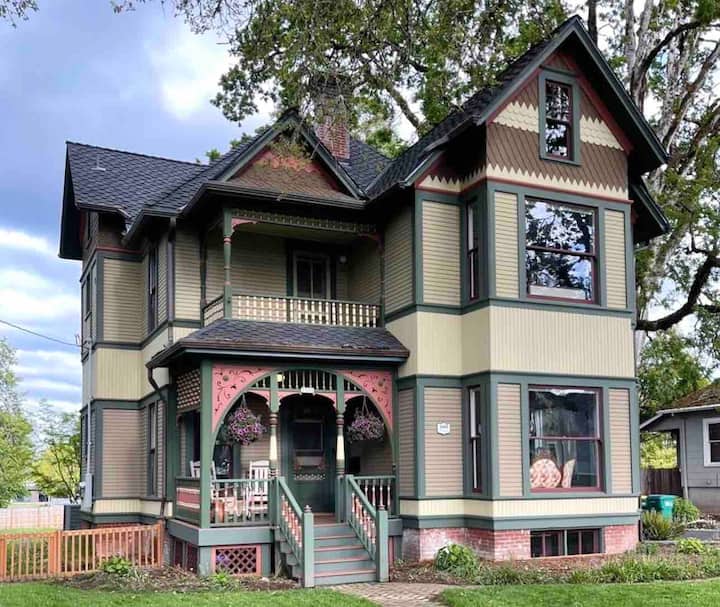 1895 Historic Retreat in downtown Forest Grove