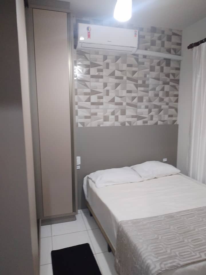 ห้องพักพร้อมเตียงคู่และที่นอนเดี่ยวพร้อมเครื่องปรับอากาศและพัดลมเพดาน