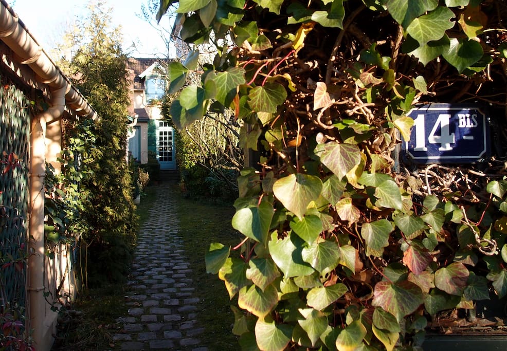 Entrez au 14bis!
Là-bas à gauche votre petite maison.