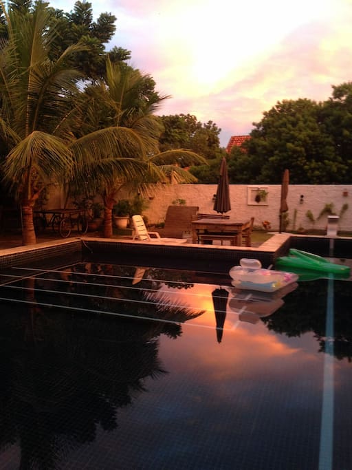 Por do sol na piscina