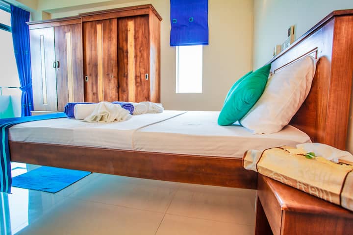 חדר שינה 1 עם 
חדר רחצה ומרפסת צמודים עם נוף לים.