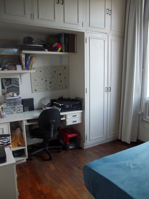 Quarto com acesso à internet e tv