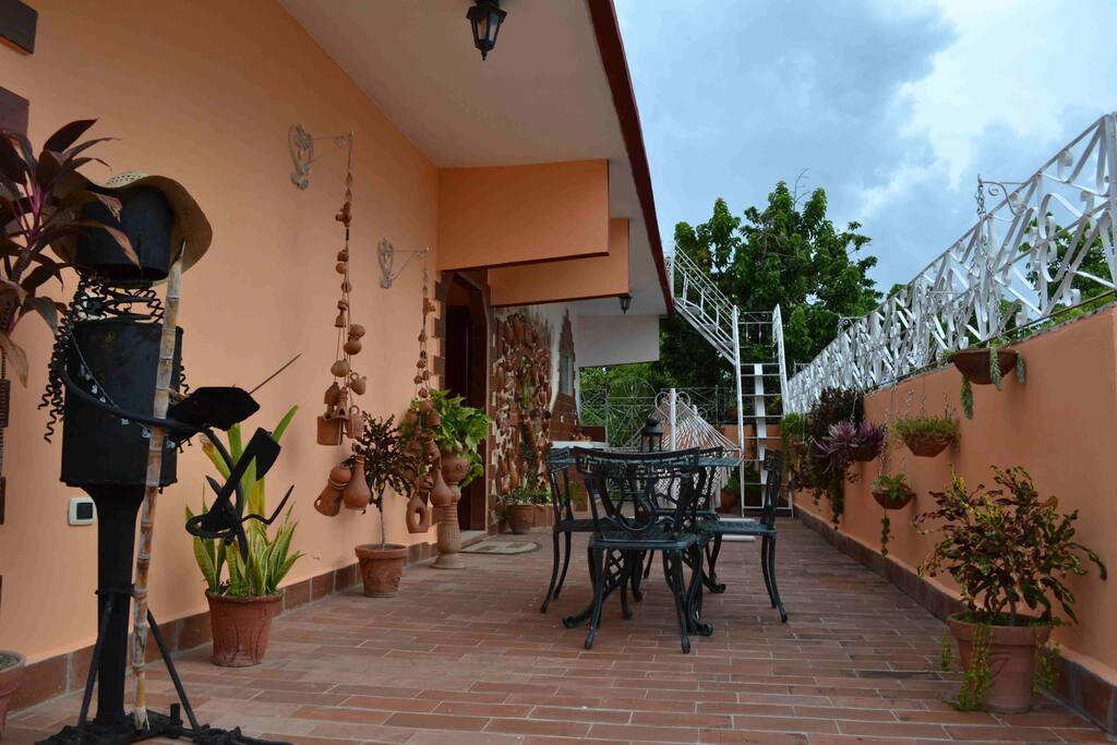 Terraza frente a las habitaciones / Terrace facing rooms