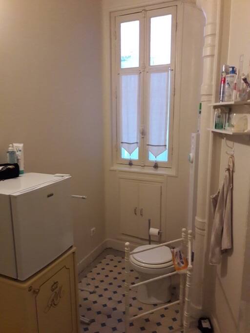 Salle d'eau. Petit congélateur. Grand placard.