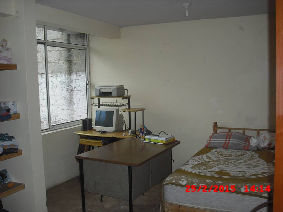 Recamara que cuenta con una cama tamaño matrimonial, escritorio de trabajo, closet