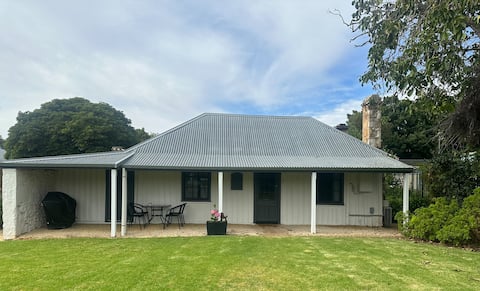 Ulva cottage - history in the heart of Penola