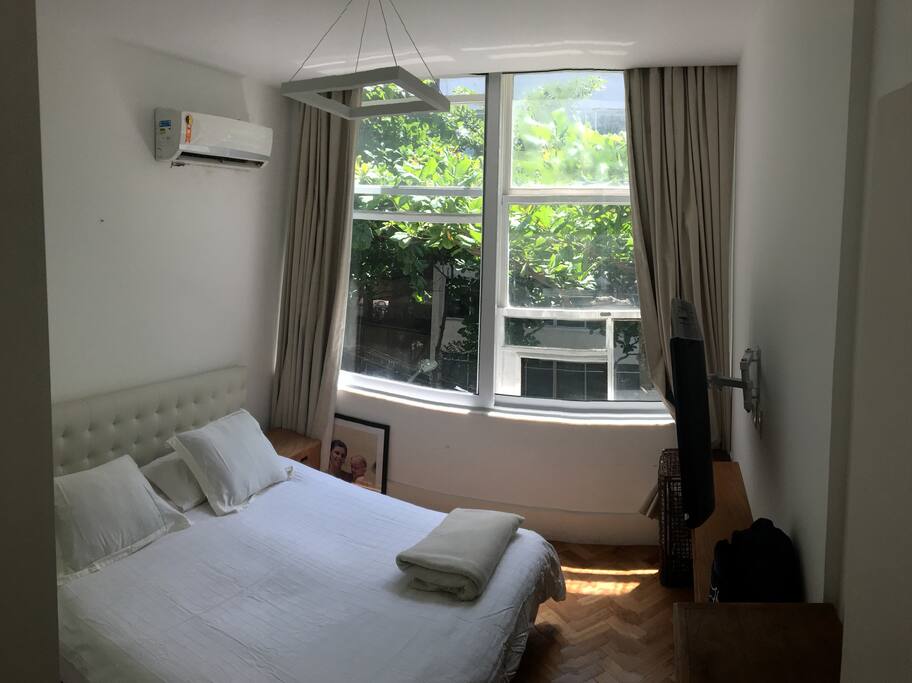 Quarto c/ vista pro verde e janela anti-ruído!