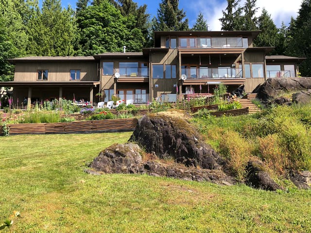 Luxury oceanfront, 4 bed/4 bath, private hottub