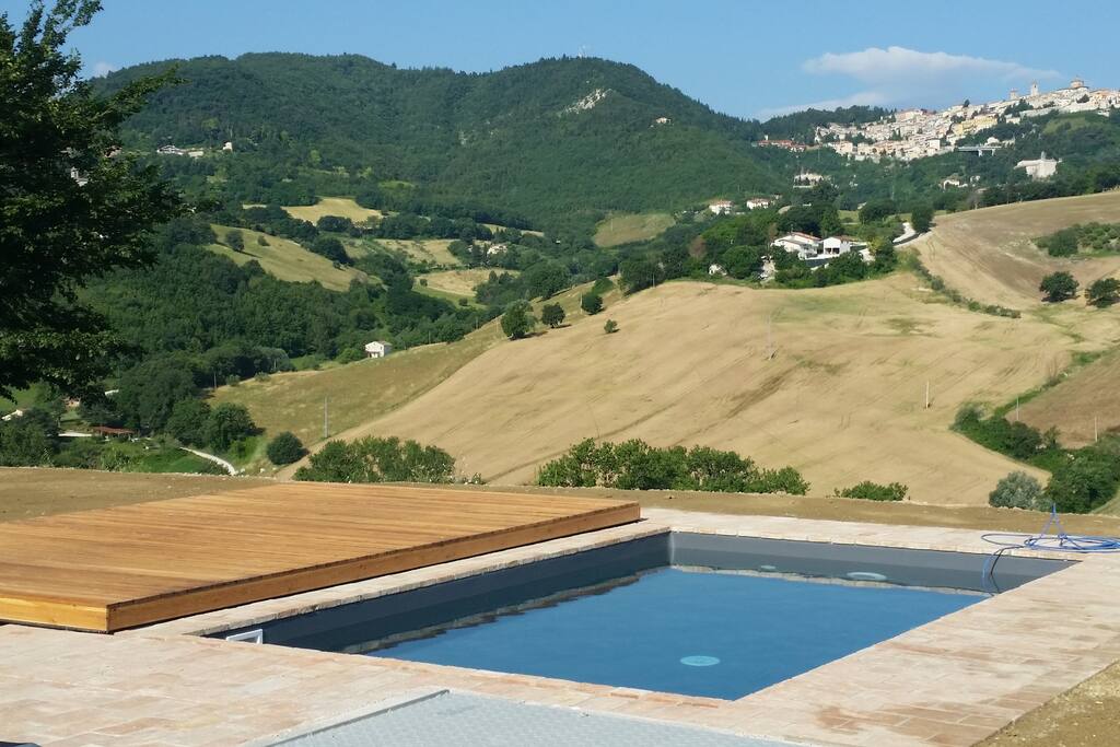 Pool im Hintergrund Arcevia