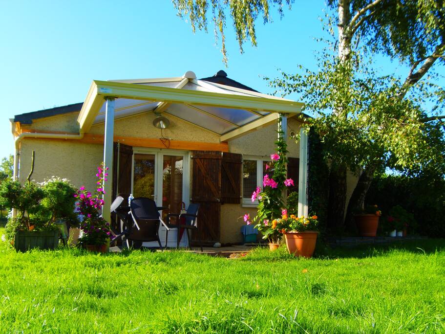 la maison a votre arrivee au fond de notre jardin