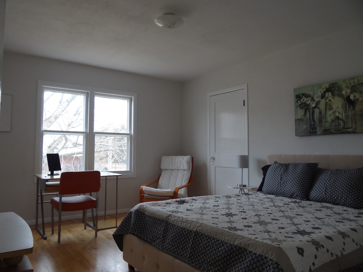 East BR: cama tamaño queen, espacio de trabajo, amanecer por la mañana 