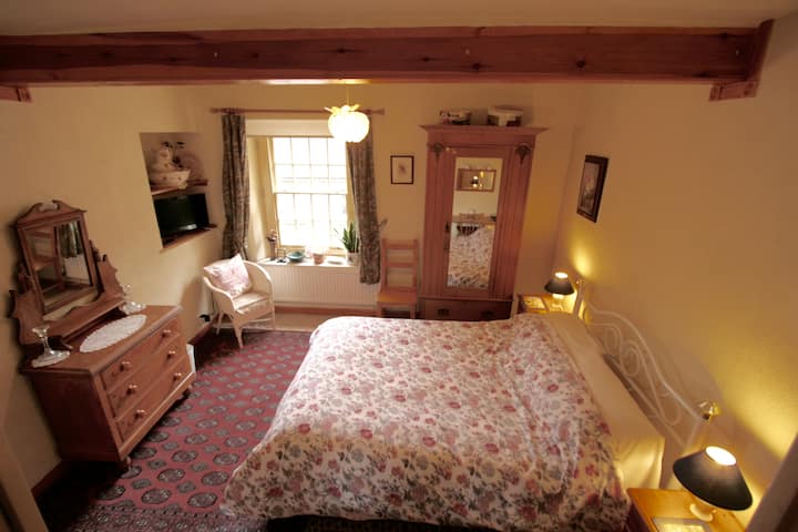 Საძინებელი. 
ფართო კუთხის ობიექტივი