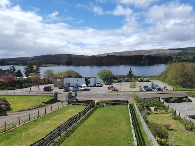 3 bedroom house over looking Loch Shin