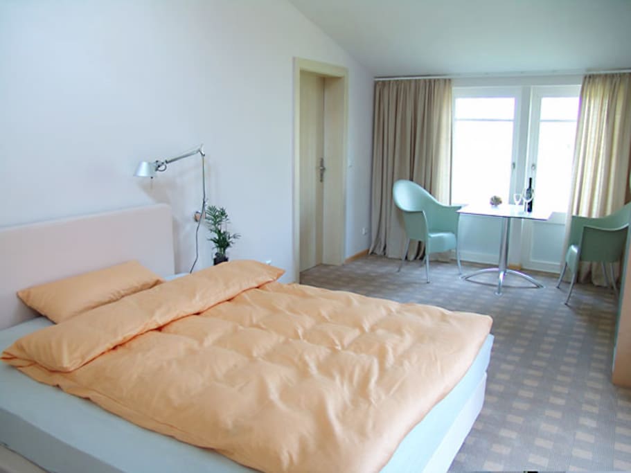 Eines der vier hellen, stilvoll eingerichteten Gästezimmer