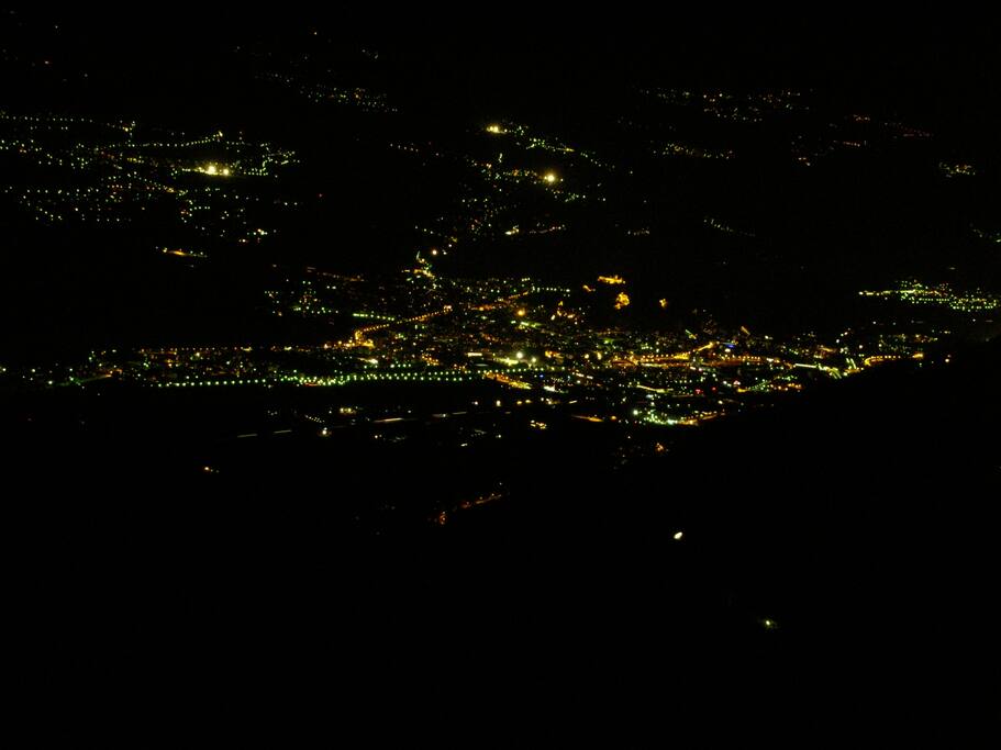 Unsere traumhafte Aussicht bei Nacht