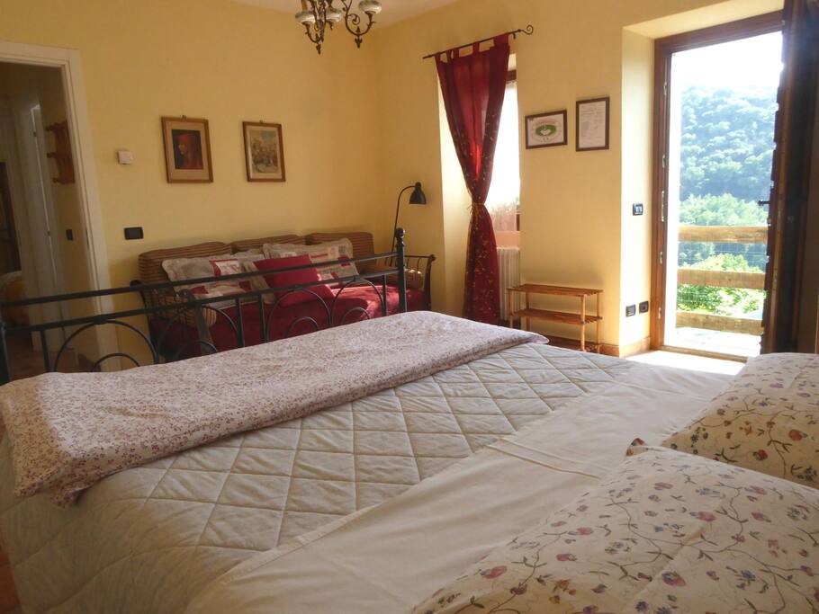 Independent room with double bed and private bathroom. / Camera matrimoniale con bagno privato.