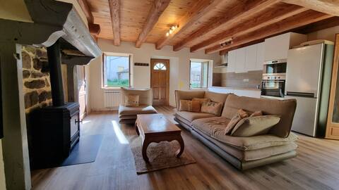 Absolutely quiet house ~ wood burning stove ~wifi ~ Garage
