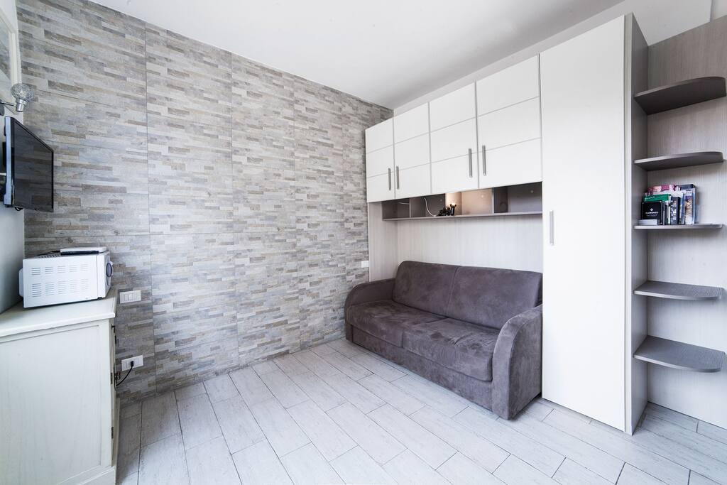 A nuestra llegada a Florencia, Guglielmo estuvo muy atento a nosotros. Quedamos a una hora concreta en la puerta del apartamento (nos facilitó fotografías de cómo llegar al apartamento). El bloque tiene un pequeño ascensor donde pudimos subir las maletas (es un sexto piso). El apartamento es muy acogedor, con dos grandes ventanales, con todo lo necesario para poder cocinar, sabanas, toallas.... todo muy limpio.Estamos muy contentos con la elección del apartamento porque además se encuentra a dos pasos del puente Vecchio. Muchas gracias por tu hospitalidad, y sin duda repetiríamos mil veces más. Tienes un apartamento precioso, y eres un anfitrión genial. Muchos besos.