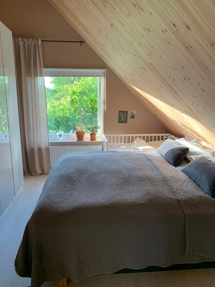 Ფართო საძინებელი კომფორტული ორადგილიანი საწოლით. Სურვილისამებრ, ხელმისაწვდომია ჩვილის საწოლიც.