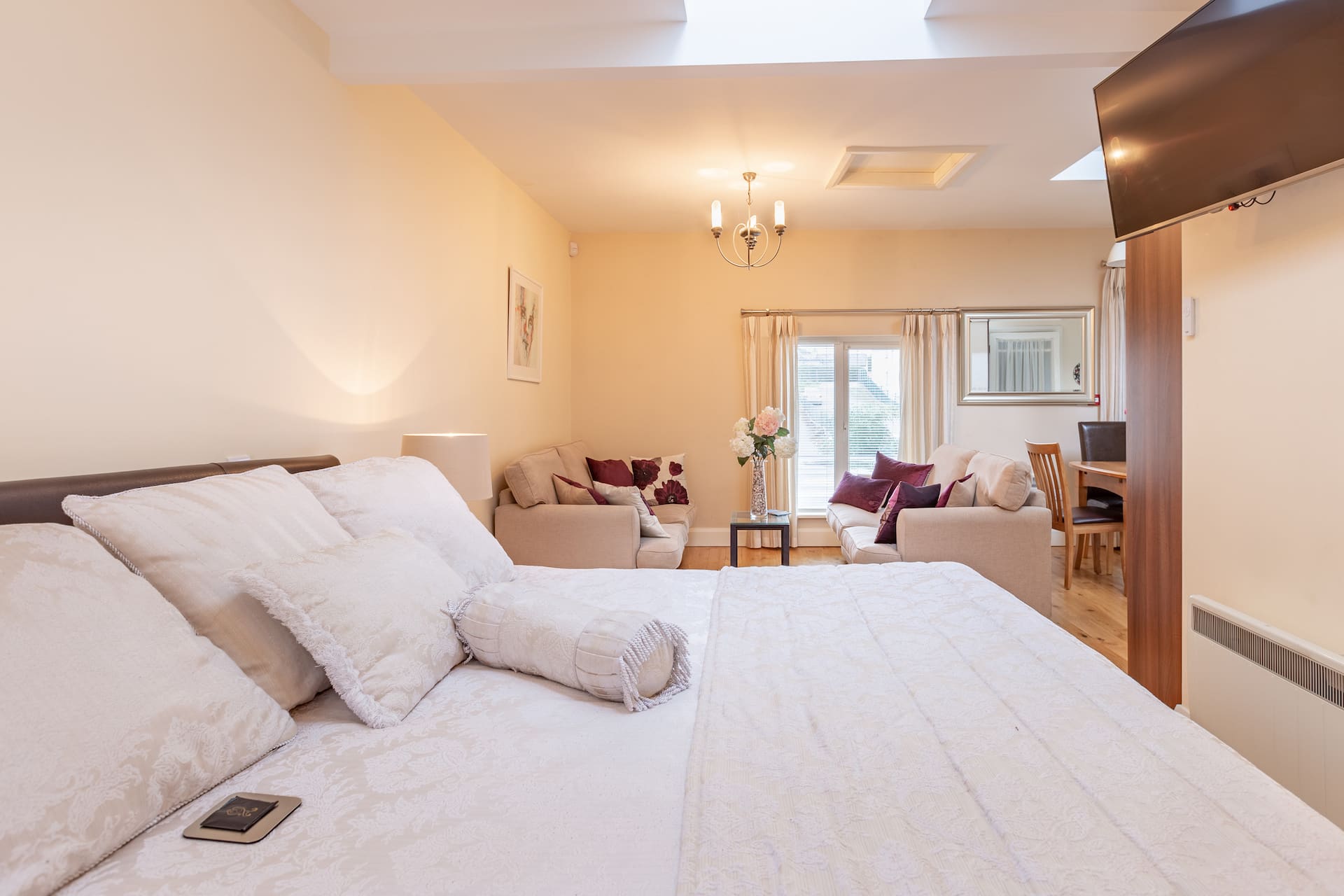 Killarney Centre Deluxe Apt., 6ft king bed,Parking