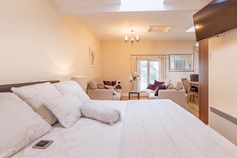 Killarney Centre Deluxe Apt., 6ft king bed,Parking