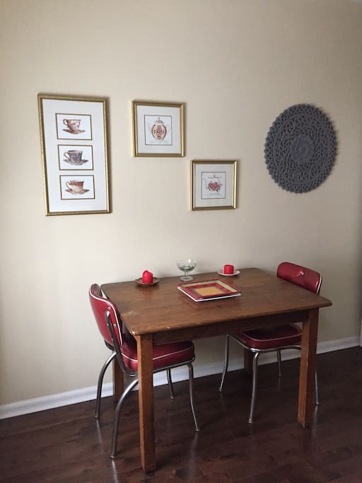 Cozy dIning area in the tea room.