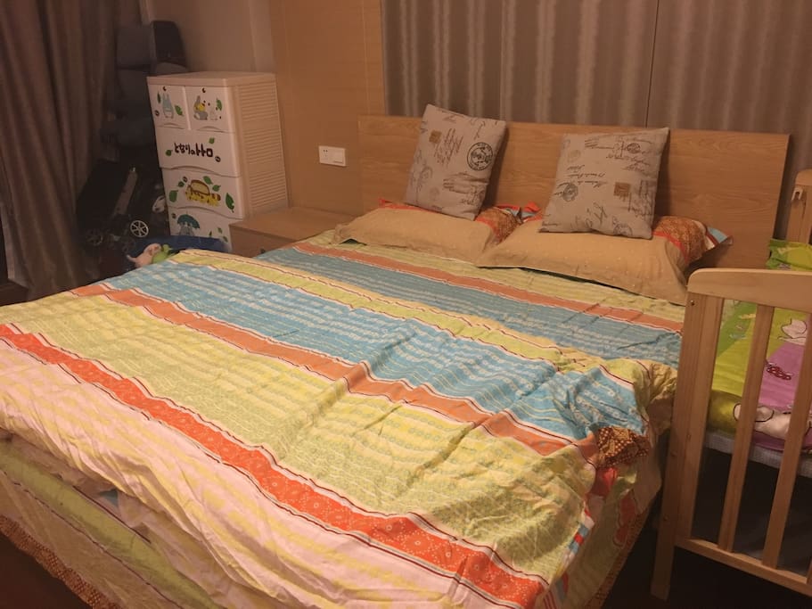 每位住客都会换上洗干净的四件套、和晒过的被褥。