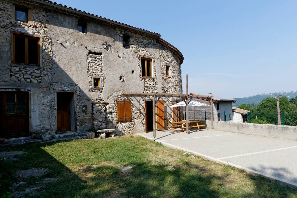 Une maison avec 2 niveaux indépendants et une grande terrasse.