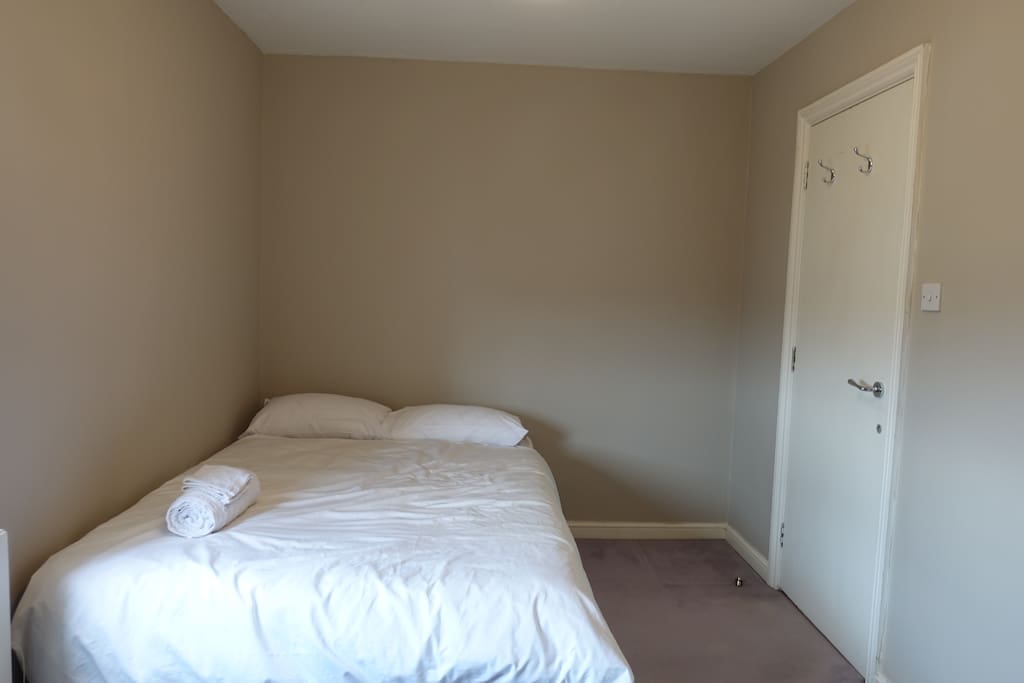 Bedroom 3 - court view