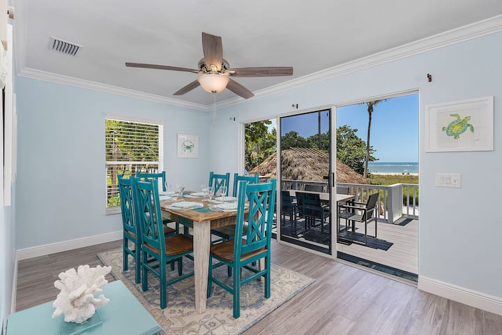 Dining table that seats 6 with views of the ocean.