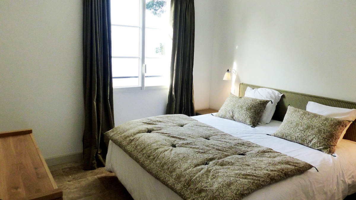 غرفة نوم بجانب بركة مع غرفة استحمام داخلية 