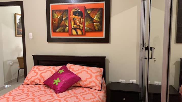 VESELA I VRLO ČISTA PROSTRANA SPAVAĆA SOBA