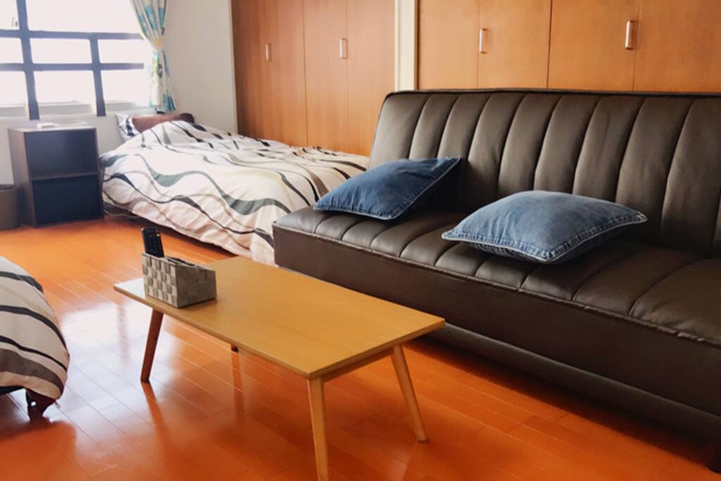 This sofa can become a bed.
这个沙发可以放平