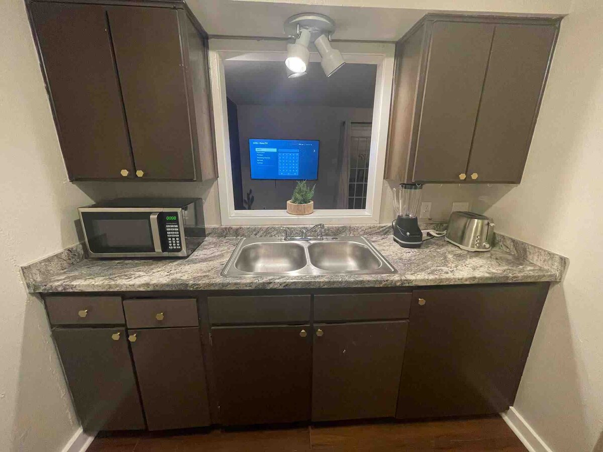 Central 2BR Retreat 5mi from Downtown Patio MC