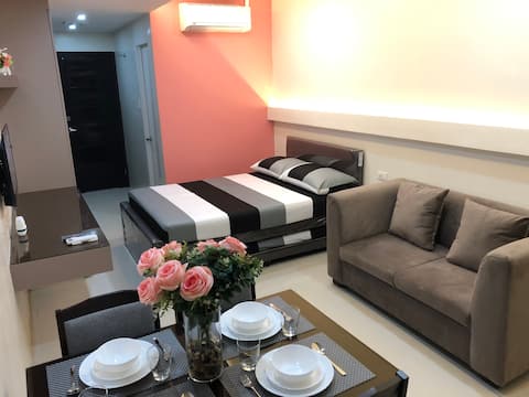 Studio6 FastWiFi Netflix Kitchen Parking Couch