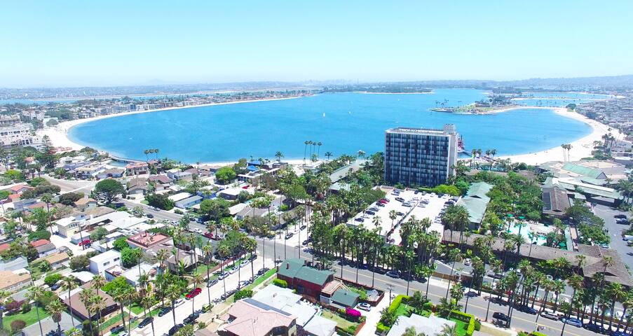 PACIFIC BEACH MANSION gallery image 2