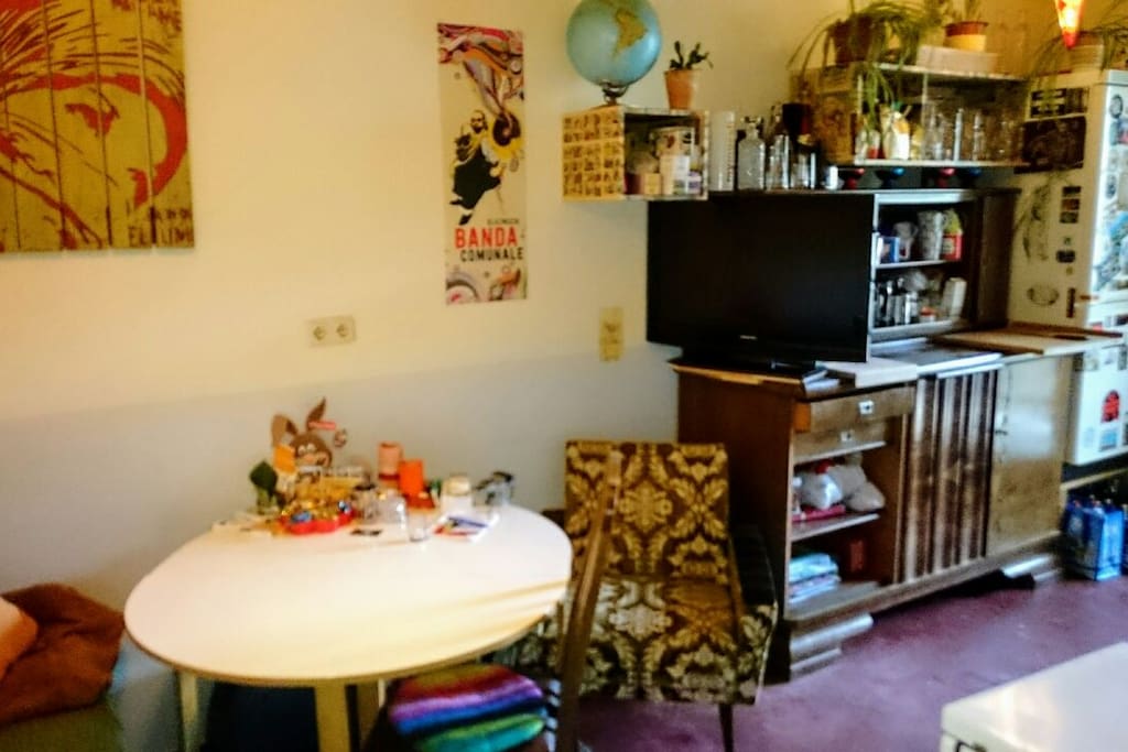Küche mit Sofa und ess Ecke