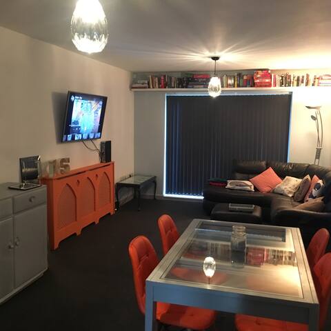 2 Bed 2 Bath, Canal Side Apartment Manchester