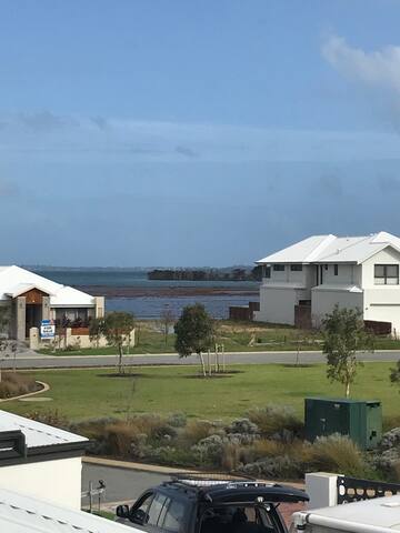 LUXURY 2 STORY CANAL PARADISE WITH PRIVATE JETTY gallery image 4