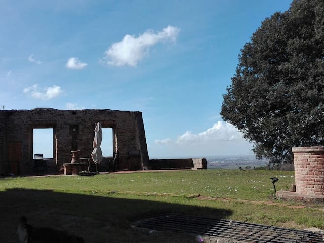 AT THE CASTLE OF THE MONTACCHITA WHOLE APARTAMENT