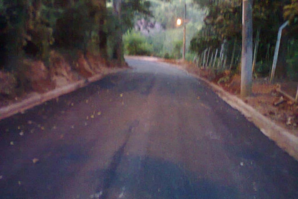 rua da casa asfaltada e iluminada