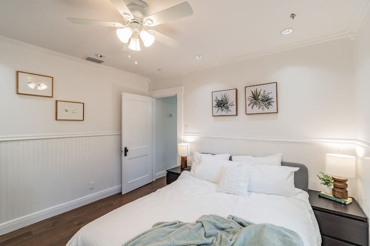 ห้องนอน 2 พร้อมเตียงควีนไซส์และทีวีพร้อมเน็ตฟลิกซ์ฮูลูดิสนีย์ + ไพร์มวิดีโอและตู้เสื้อผ้าพร้อมที่เก็บของ