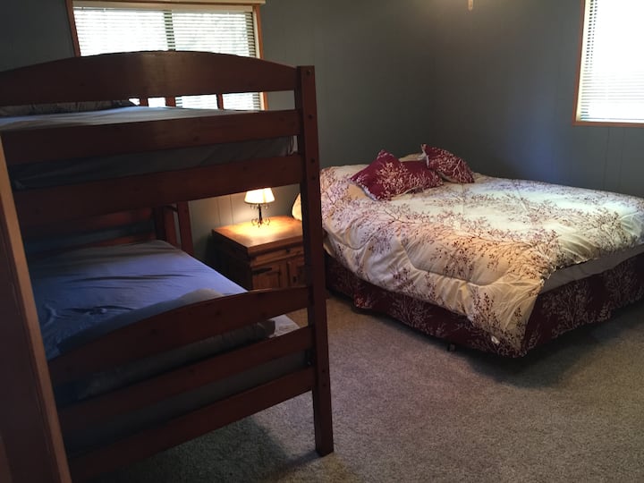 Zimmer 2 mit Queensize-Bett und Etagenbetten. 