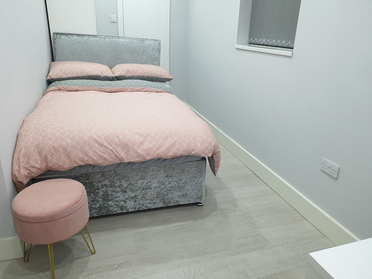 חדר צמוד עם שולחן כתיבה. טלוויזיית HD 4K מסיבית 50 אינץ' בחדר שלכם עם 85 ערוצי טלוויזיה כך שתוכלו לצפות בכל הבידור העדכני ביותר במיטה. אינטרנט מהיר במיוחד 200MB בכל החדרים.
✅ מגבות טלוויזיה✅ 50 אינץ'
ו - Tolietrys
✅ מקלחת ושירותים עם אינטרנט✅ 200MB
